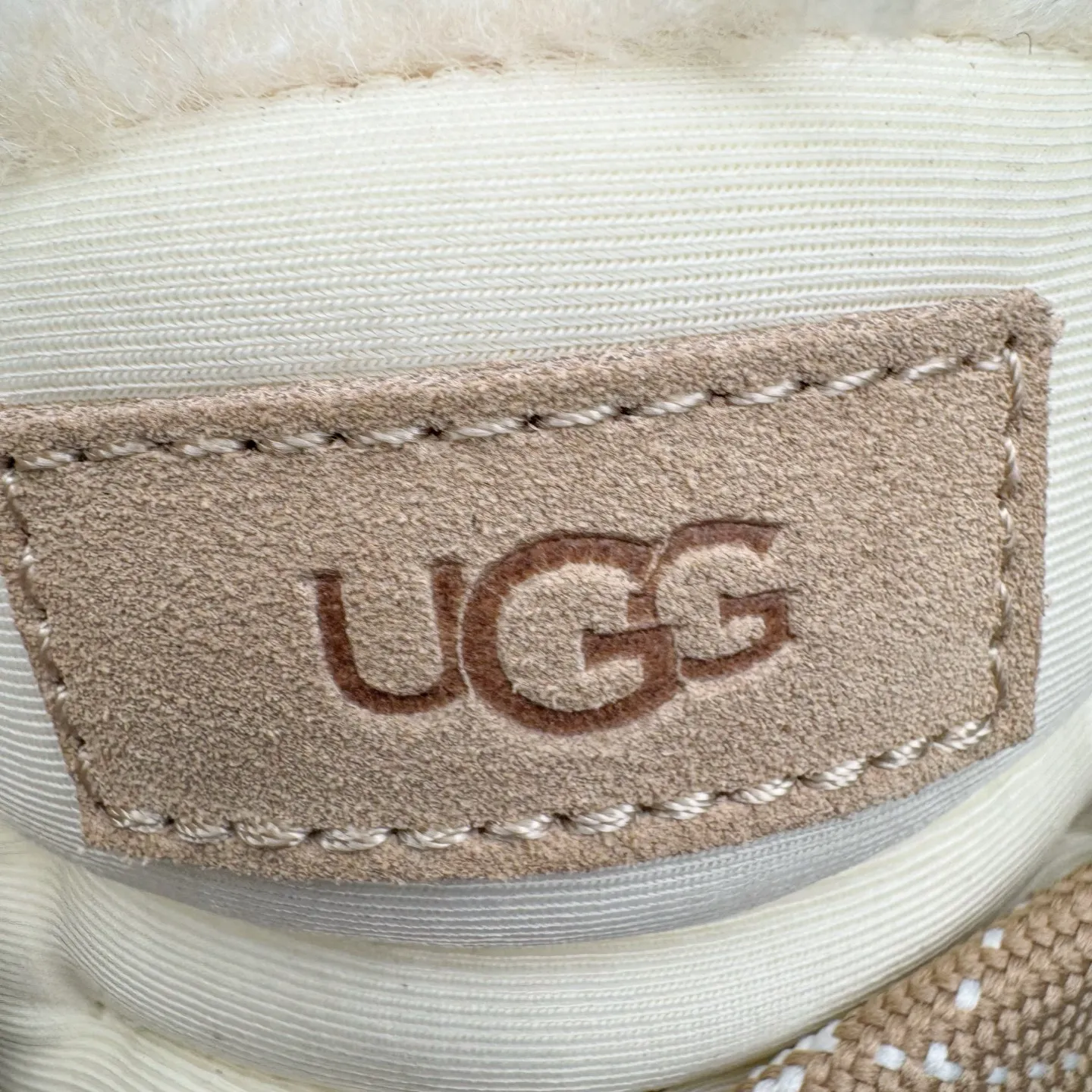 Pick up locally💰640 UGG 4032 Meyer autumn and winter sheepskin and fur integrated snow boots. All shoes are made of ZP from the same factory. Longfeng A-grade Australian imported sheepskin and fur integrated. Men's and women's boots brand OEM production line fully follows the ZP process. OEM original pattern maker adheres to the principle of no original shoes and no development selection. Pay attention to every detail. The most authentic version on the market TREADLITE "Light Wing" technology outsole Lightweight/durable/flexible/pile size: 35 36 37 38 39 40 41 42 43 44 45 Coding: by3936030